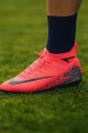 Neon Pembe Çim Saha Futbol Ayakkabısı – Hafif, Konforlu ve Kaymaz Tabanlı Krampon 610